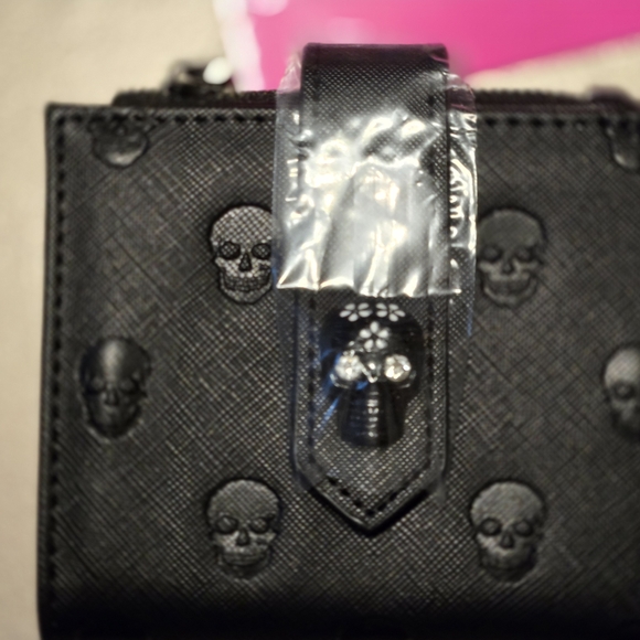 Betsey Johnson Black Skull Pattern Wallet - Picture 2 of 2